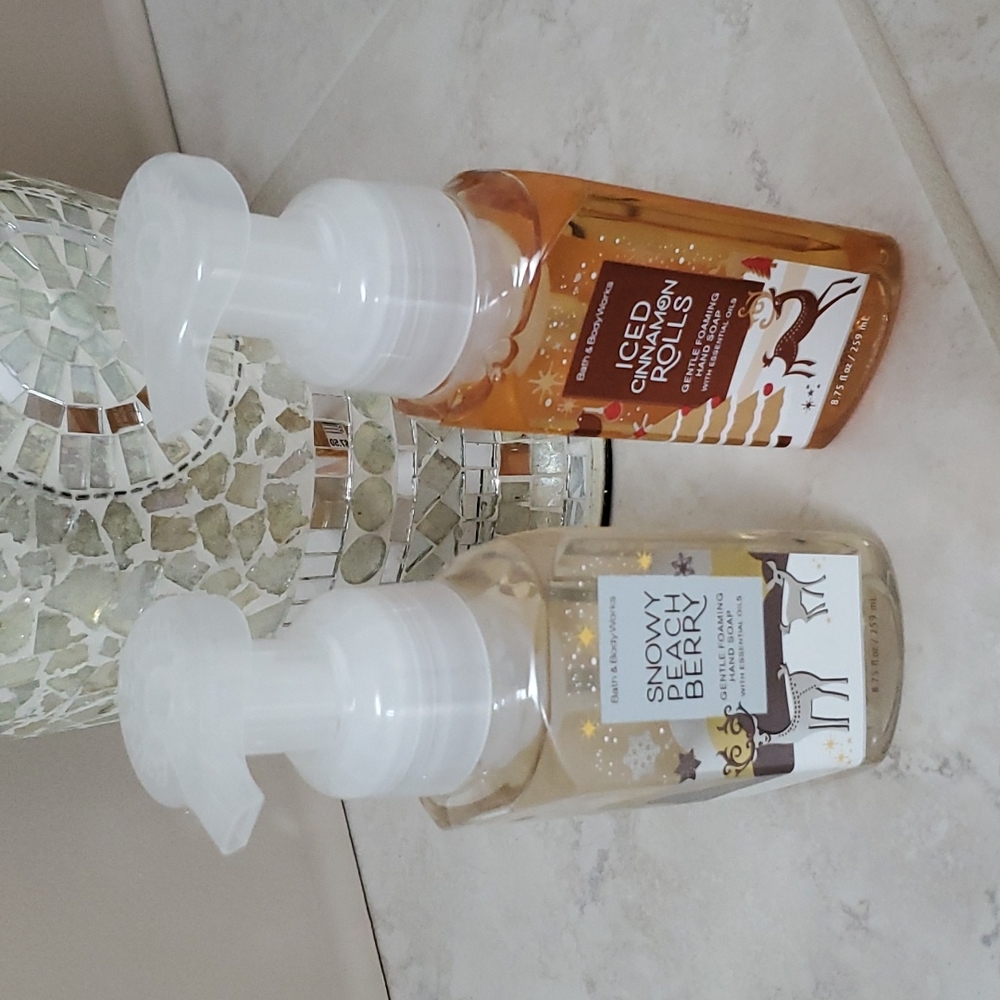 ❄ Bath & Body Works Iced Cinnamon Rolls & Snowy Peach Berry Foaming Hand Soap ❄